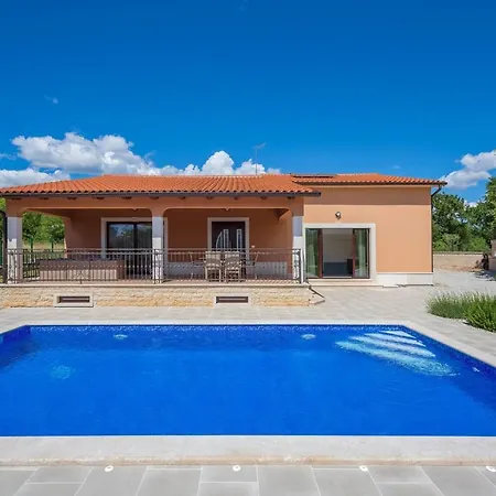 Luna Tinjan, Pool And Wellness וילה *