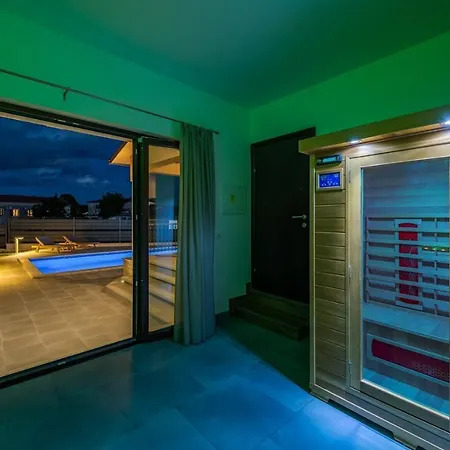 Willa Luna Tinjan, Pool And Wellness Tinjan