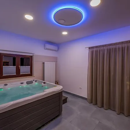 Luna Tinjan, Pool And Wellness