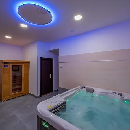 Willa Luna Tinjan, Pool And Wellness Tinjan