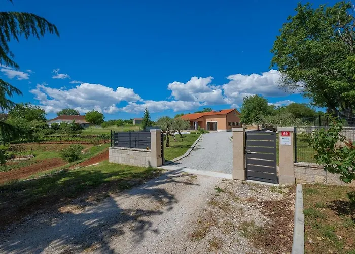 Villa Luna Tinjan, Pool And Wellness *