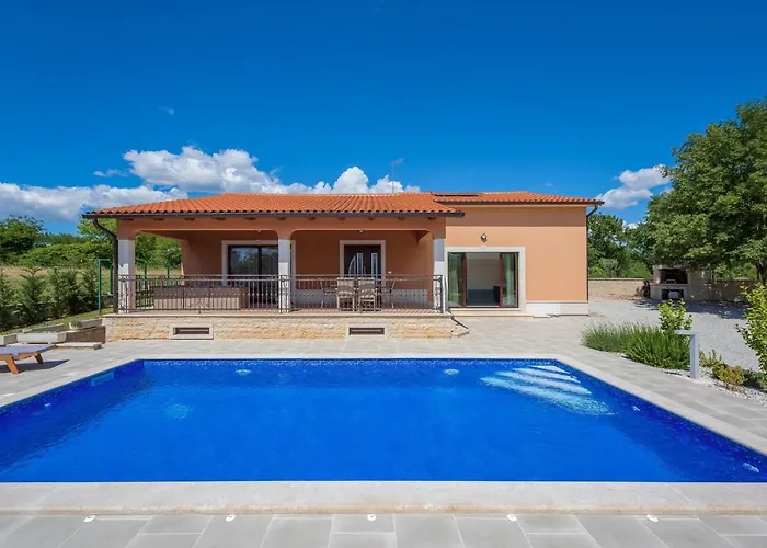 Luna Tinjan, Pool And Wellness Βίλα *