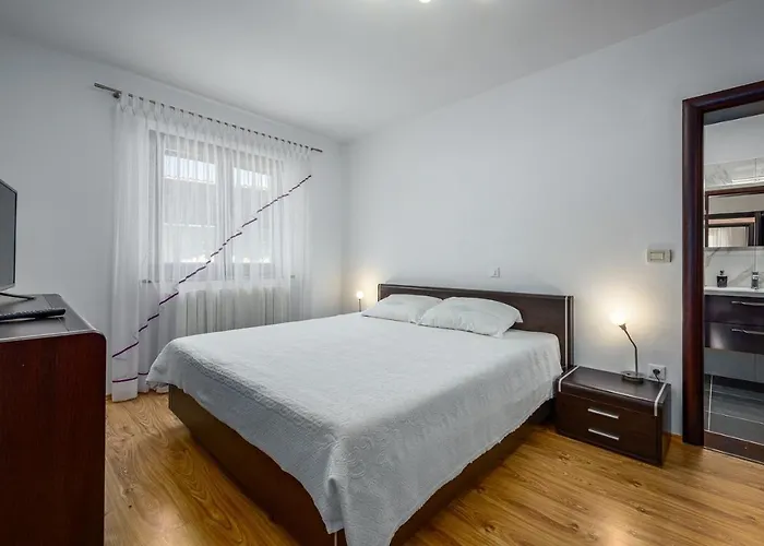 Villa Luna Tinjan, Pool And Wellness