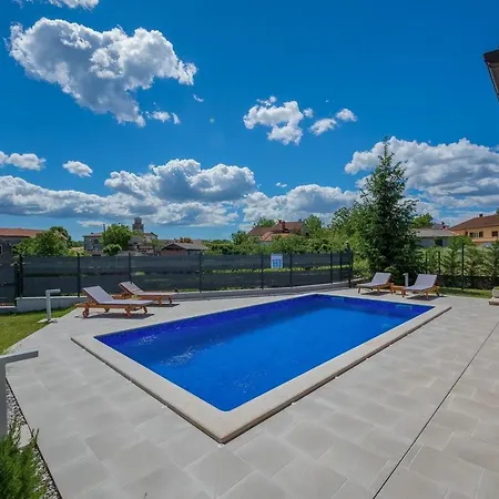 Luna Tinjan, Pool And Wellness *