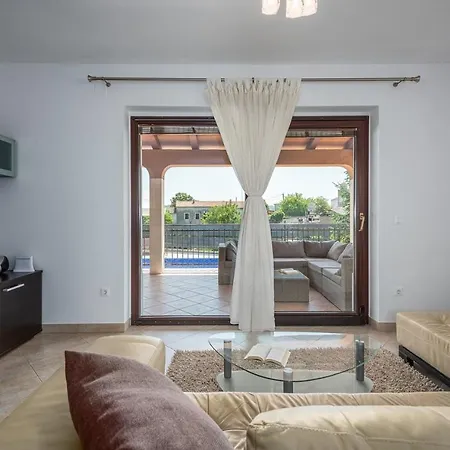 Luna Tinjan, Pool And Wellness * Tinjan