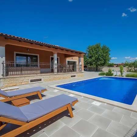 Villa Luna Tinjan, Pool And Wellness *