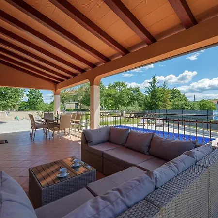 Villa Luna Tinjan, Pool And Wellness *