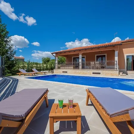 Luna Tinjan, Pool And Wellness Villa *