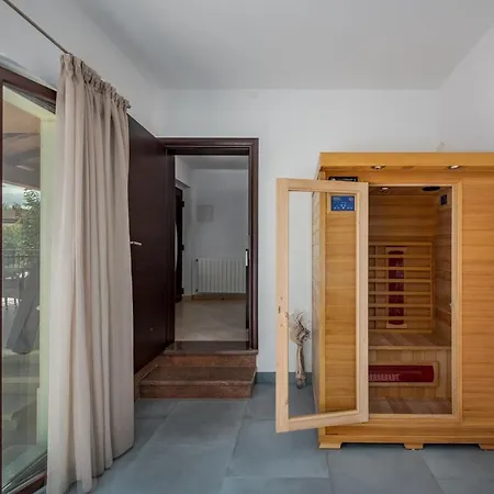 Luna Tinjan, Pool And Wellness Vila Tinjan