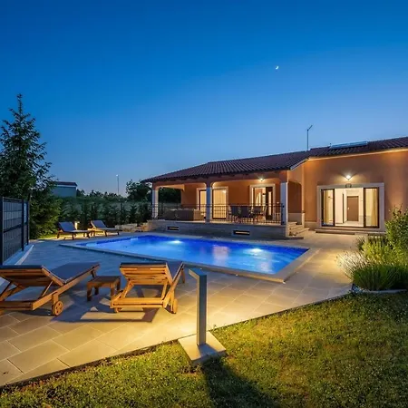 Villa Luna Tinjan, Pool And Wellness Tinjan