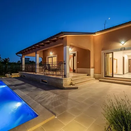 Luna Tinjan, Pool And Wellness Tinjan